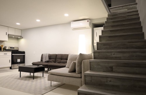 Old Town Apartment | Modern Studio Duplex -15 min to Beach