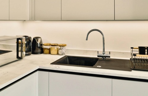 Hemel Hempstead Apartment | Modern studio 30 minutes to London w/free parking