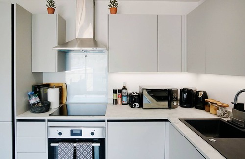 Hemel Hempstead Apartment | Modern studio 30 minutes to London w/free parking