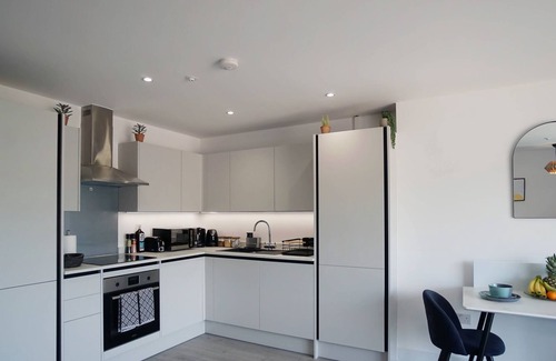 Hemel Hempstead Apartment | Modern studio 30 minutes to London w/free parking