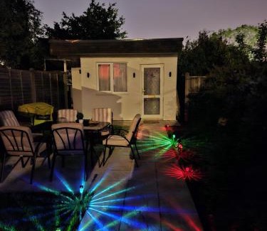 Greenford Broadway House | Modern Studio in Greenford 20 minutes to London and Heathrow with WiFi and Streaming Services