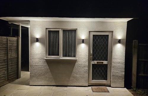 Greenford Broadway House | Modern Studio in Greenford 20 minutes to London and Heathrow with WiFi and Streaming Services