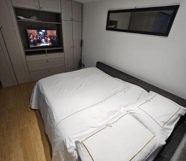 Greenford Broadway House | Modern Studio in Greenford 20 minutes to London and Heathrow with WiFi and Streaming Services