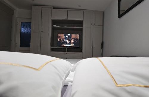 Greenford Broadway House | Modern Studio in Greenford 20 minutes to London and Heathrow with WiFi and Streaming Services