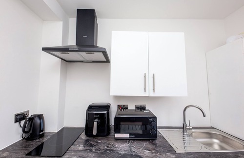 Basildon Apartment | Modern Studio w/private Kitchen, Bathroom & Garden
