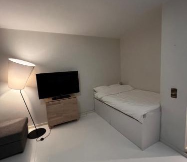 Ullanlinna Apartment | Modern Studio with Balcony in City Center