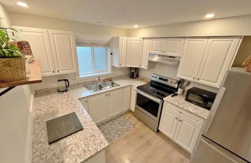 North Cowichan Apartment | Modern studio with soft tub -Ratcliffe Guest Suite