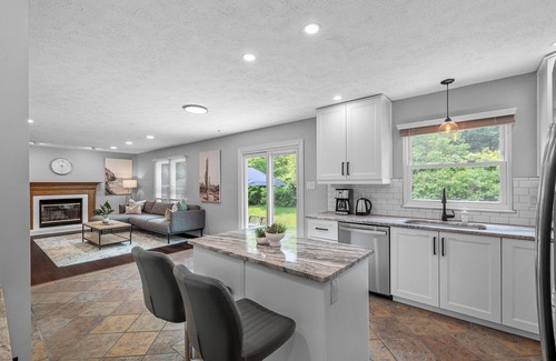 Cranberry Township House | Modern & Stylish 5 Bdr Home in Cranberry/Pittsburg