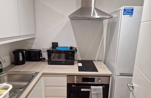 Maidstone Apartment | Modern, stylish and homely studio APT with separate kitchen and bathroom