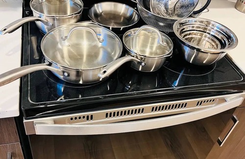 Edmonton House | Modern Stylish Home - Basement suite