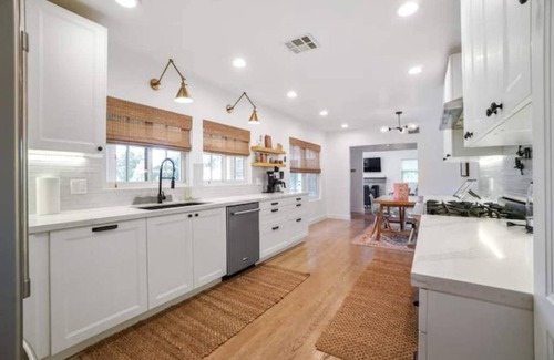 Valley Glen House | Modern Stylish Home near Universal Hollywood