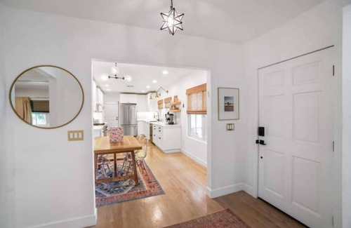 Valley Glen House | Modern Stylish Home near Universal Hollywood