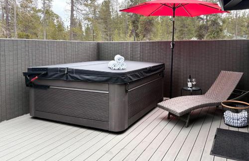 Sunriver House | Modern Sunriver Home with Hot Tub Ski, Hike and Bike!