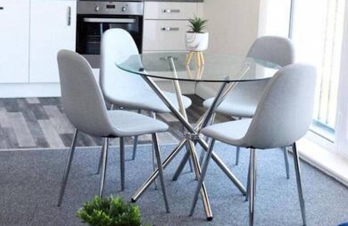 Swindon Apartment | Modern Swindon apartment w/ parking & nearby EVCP