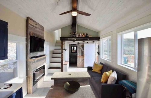 Stevensville Apartment | Modern Tiny House with Spectacular Views