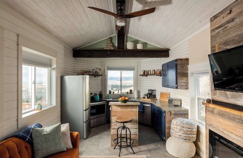 Stevensville Apartment | Modern Tiny House with Spectacular Views