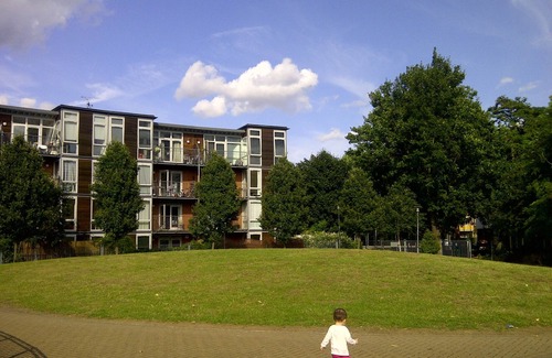 Notting Dale Apartment | Modern top floor3 bed apartment with balcony overlooking park
