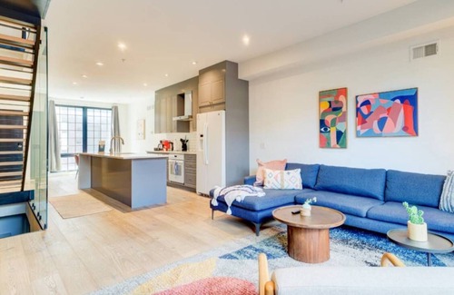 Olde Kensington House | Modern Townhome 15 | Free Park | Hosted Stay Rafa