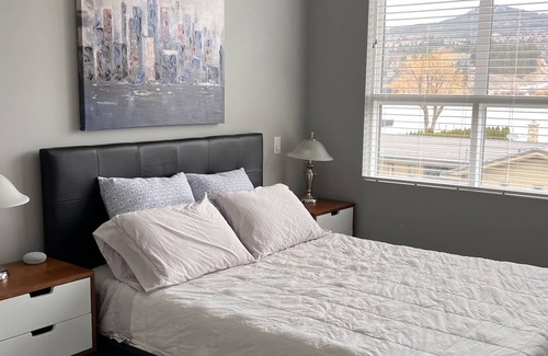 Central Okanagan House | Modern townhome close to the lake for six people and small pet