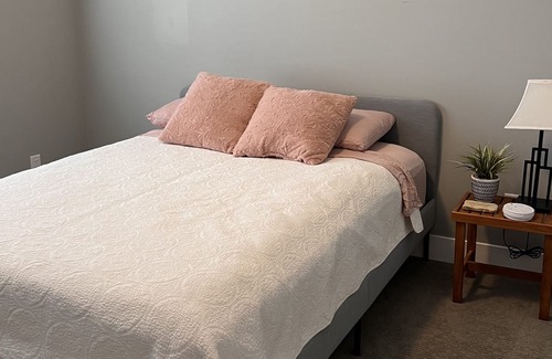 Central Okanagan House | Modern townhome close to the lake for six people and small pet