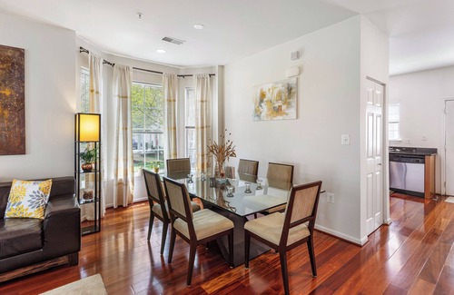 Washington House | Modern Townhome + Free Parking