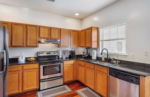 Washington House | Modern Townhome + Free Parking