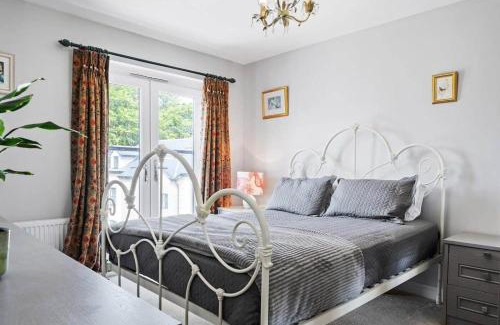 Mabe House | Modern Townhouse in Penryn with Private Parking