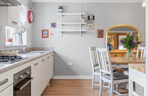 Mabe House | Modern Townhouse in Penryn with Private Parking