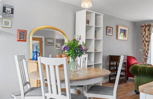 Mabe House | Modern Townhouse in Penryn with Private Parking
