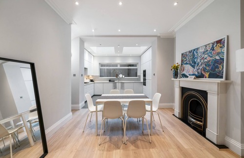 Cathedrals House | Modern Townhouse With Cinema Room in London SE1