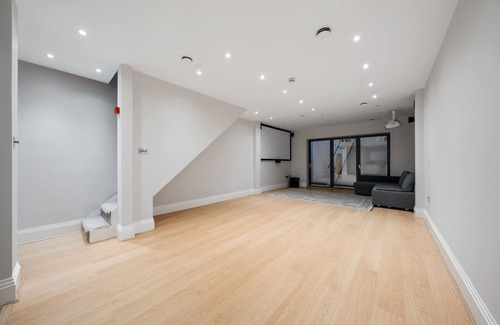 Cathedrals House | Modern Townhouse With Cinema Room in London SE1