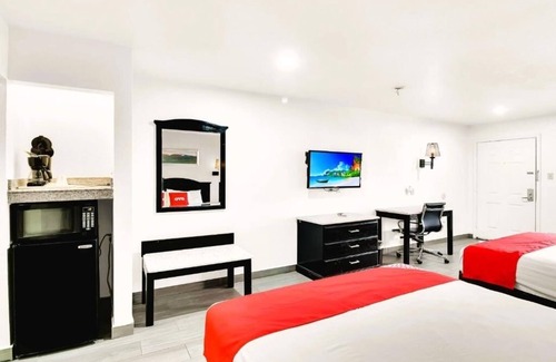 Oakville Hotel | Modern Unit Near Agave Jalisco – Pet Friendly, On‑site Parking & Pool