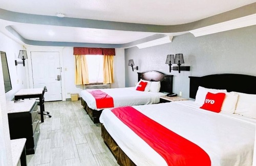 Oakville Hotel | Modern Unit Near SUBWAY – Pet Friendly, Outdoor Pool & Free On‑site Parking