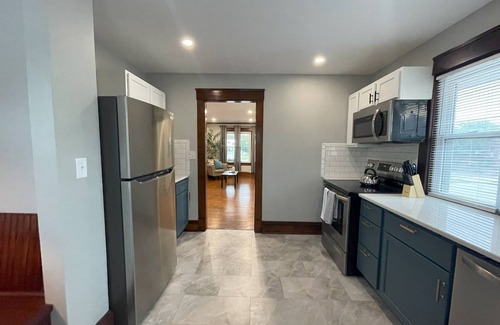 Bloomington Condo | Modern Upper Front Apartment