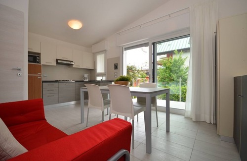 Bibione Lido dei Pini Villa | Modern villa surrounded by a fenced garden