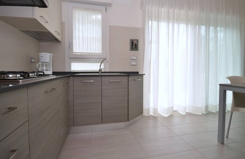 Bibione Lido dei Pini Villa | Modern villa surrounded by a fenced garden