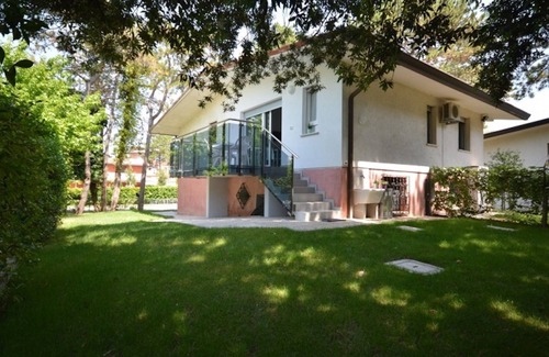 Bibione Lido dei Pini Villa | Modern villa surrounded by a fenced garden