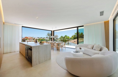 Nueva Andalucia Villa | Modern Villa with Stunning Sea and Mountain View