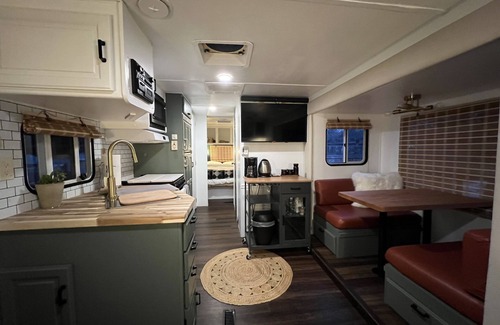 Southeast Eugene House | Modern Vintage Camper w/Peaceful Private Yard