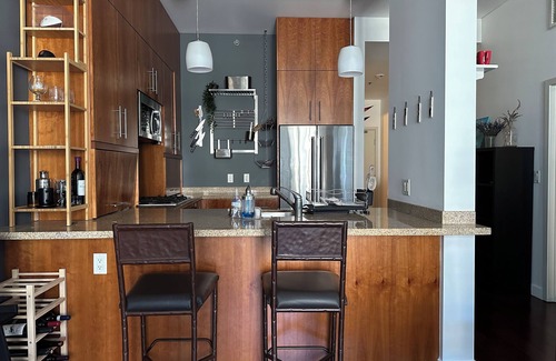 Pearl District Condo | Modern, Walkable 2BR/2B condo in Pearl District, Portland w/AC, Wifi, Smart TV