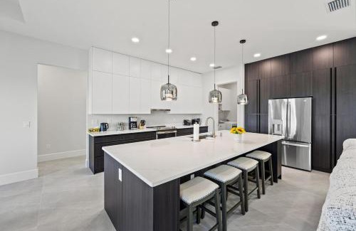 Port Charlotte House | Modern Waterfront Bliss