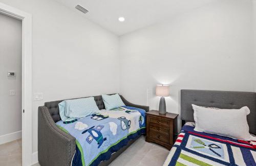 Port Charlotte House | Modern Waterfront Bliss