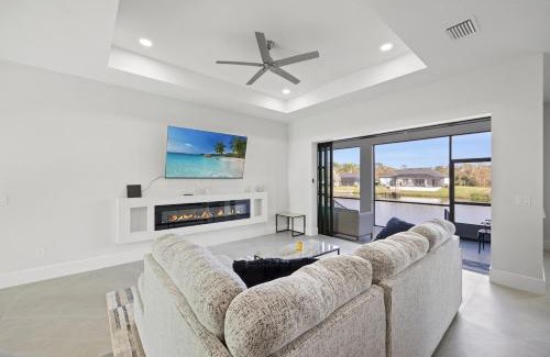 Port Charlotte House | Modern Waterfront Bliss