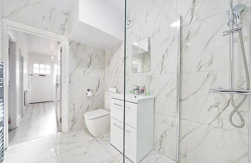 Alperton House | Modern Wembley Abode - Parking - Garden - Sleeps 14