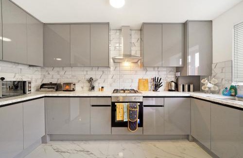 Alperton House | Modern Wembley Abode - Parking - Garden - Sleeps 14