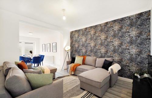 Alperton House | Modern Wembley Abode - Parking - Garden - Sleeps 14