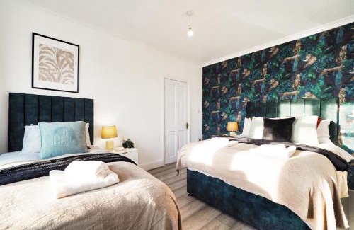 Alperton House | Modern Wembley Abode - Parking - Garden - Sleeps 14