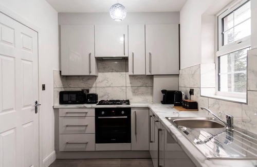 North Acton Apartment | Modern West London flat, free parking, sleeps 5