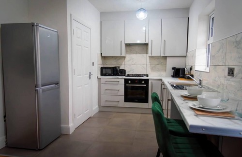 North Acton Apartment | Modern West London flat, free parking, sleeps 5