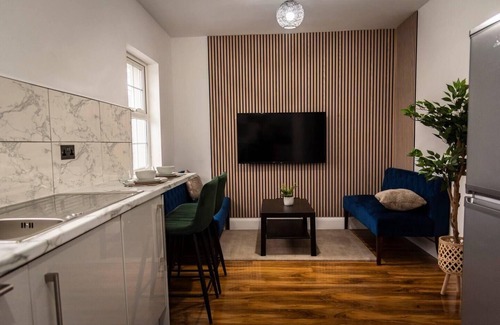 North Acton Apartment | Modern West London flat, free parking, sleeps 5